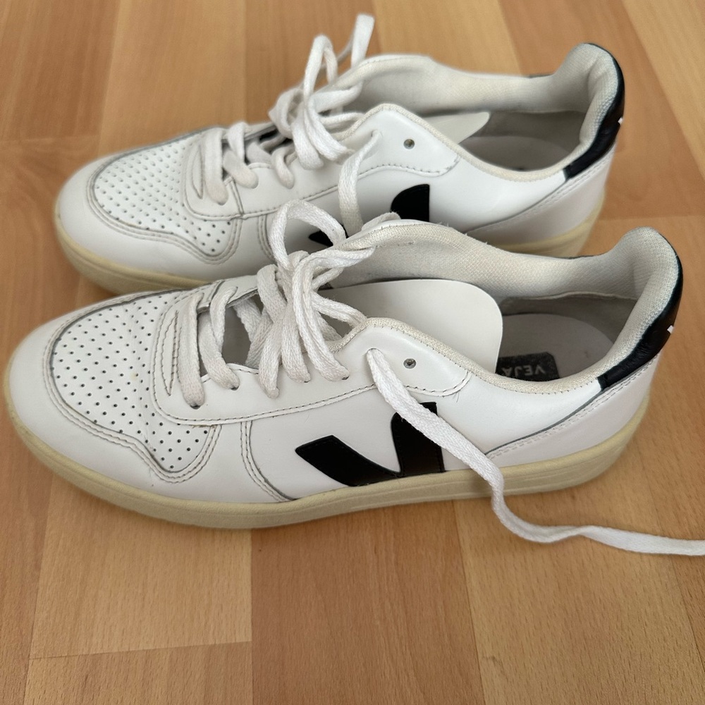 Veja V10 Sneakers